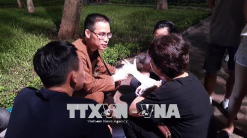 Hiện tượng xem bói xuất hiện tại phố đi bộ thu hút sự hiếu kỳ của một số người. Ảnh: Nguyễn Cúc - TTXVN Hiện tượng xem bói xuất hiện tại phố đi bộ thu hút sự hiếu kỳ của một số người. Ảnh: Nguyễn Cúc - TTXVN