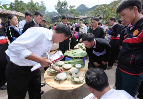 Đặc sắc lễ hội thi giã bánh giầy của đồng bào dân tộc Mông ảnh 17 Đặc sắc lễ hội thi giã bánh giầy của đồng bào dân tộc Mông ảnh 17