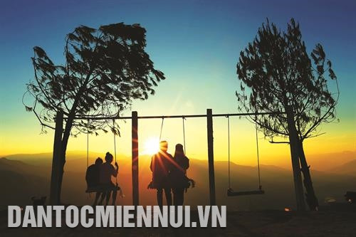 Khu du lịch Pha Đin Pass được xây dựng trên đèo Pha Đin, giờ trở thành điểm đến hấp dẫn du khách. Ảnh: Phan Tuấn Anh Đặt chân lên đỉnh đèo Pha Đin ở độ cao hơn 1.000 m, du khách cảm nhận trọn vẹn vẻ đẹp hùng vĩ của núi rừng Tây Bắc. Ảnh: Phan Tuấn Anh Các đôi bạn trẻ yêu nhau thường lên đây để ngắm hoàng hôn từ đỉnh đèo. Ảnh: Phan Tuấn Anh Trẻ em dân tộc vui chơi tại Khu du lịch Pha Đin Pass. Ảnh: Phan Tuấn Anh