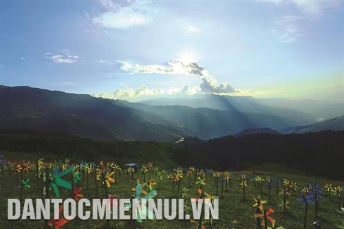 Khu du lịch Pha Đin Pass được xây dựng trên đèo Pha Đin, giờ trở thành điểm đến hấp dẫn du khách. Ảnh: Phan Tuấn Anh Đặt chân lên đỉnh đèo Pha Đin ở độ cao hơn 1.000 m, du khách cảm nhận trọn vẹn vẻ đẹp hùng vĩ của núi rừng Tây Bắc. Ảnh: Phan Tuấn Anh Các đôi bạn trẻ yêu nhau thường lên đây để ngắm hoàng hôn từ đỉnh đèo. Ảnh: Phan Tuấn Anh Trẻ em dân tộc vui chơi tại Khu du lịch Pha Đin Pass. Ảnh: Phan Tuấn Anh