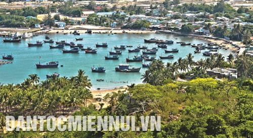 Vịnh Vĩnh Hy hiện ra đẹp kỳ vĩ với những chiếc thuyền nhấp nhô trên làn nước xanh biếc