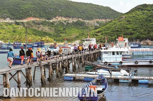 Mỗi năm, vịnh Vĩnh Hy đón hàng chục nghìn lượt khách đến tham quan