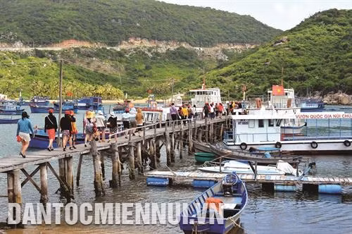 Mỗi năm, vịnh Vĩnh Hy đón hàng chục nghìn lượt khách đến tham quan