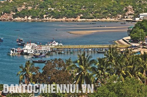 Cầu tàu tại vịnh - điểm xuất phát của những chuyến tàu đưa du khách khám phá vẻ đẹp của một trong những vịnh biển đẹp nhất Việt Nam