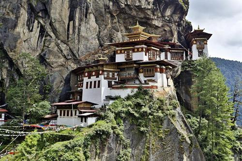 Paro Taktsang, hay Hang Hổ, là một điểm đến linh thiêng của Phật tử ở Himalaya. Đền thờ năm trên mỏm đá nhìn xuống thung lũng Paro ở Bhutan. Nó được xây dựng năm 1962 tại nơi tương truyền là vào thế kỷ thứ 8, Đại sư Ấn Độ Padmasambhava, người đưa đạo Phật đến Bhutan, đã ngồi thiền 3 năm, 3 tháng, 3 ngày và 3 giờ liền.