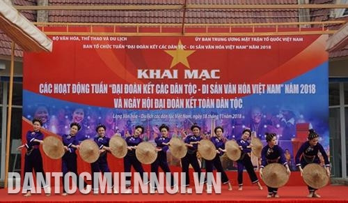 Các tiết mục biểu diễn văn nghệ chào mừng ngày hội. Ảnh: Nam Sương