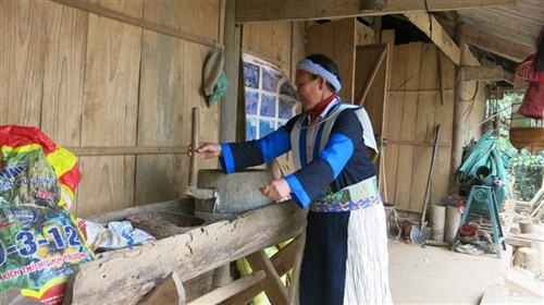 Bà Hoàng Thị Sảy, xóm Đông Sằng, xã Quang Trung (huyện Hoà An, Cao Bằng) vẫn mặc trang phục truyền thống trong sinh hoạt hằng ngày. Bà Hoàng Thị Sảy, xóm Đông Sằng, xã Quang Trung (huyện Hoà An, Cao Bằng) vẫn mặc trang phục truyền thống trong sinh hoạt hằng ngày.