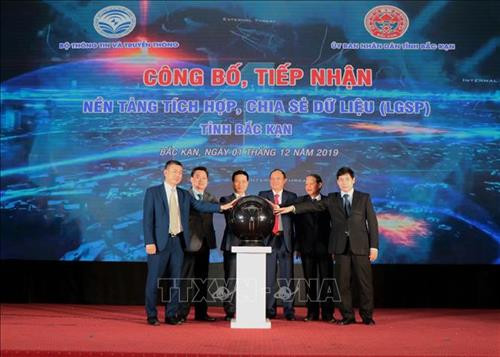 Bộ trưởng Thông tin và Truyền thông Nguyễn Mạnh Hùng cùng lãnh đạo tỉnh Bắc Kạn thực hiện nghi thức khai trương LGSP tỉnh Bắc Kạn. Ảnh: Vũ Hoàng Giang – TTXVN Bộ trưởng Thông tin và Truyền thông Nguyễn Mạnh Hùng cùng lãnh đạo tỉnh Bắc Kạn thực hiện nghi thức khai trương LGSP tỉnh Bắc Kạn. Ảnh: Vũ Hoàng Giang – TTXVN