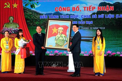 Bộ trưởng Thông tin và Truyền thông Nguyễn Mạnh Hùng tặng quà lãnh đạo tỉnh Bắc Kạn. Ảnh: Vũ Hoàng Giang – TTXVN Bộ trưởng Thông tin và Truyền thông Nguyễn Mạnh Hùng tặng quà lãnh đạo tỉnh Bắc Kạn. Ảnh: Vũ Hoàng Giang – TTXVN