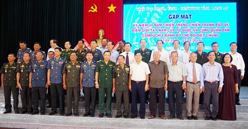 Các đại biểu trong cuộc gặp mặt kỷ niệm 40 năm chiến thắng chiến tranh bảo vệ biên giới Tây Nam của Tổ quốc và cùng nhân dân Campuchia đánh đổ chế độ diệt chủng chụp ảnh lưu niệm. Nguồn: Báo Long An online