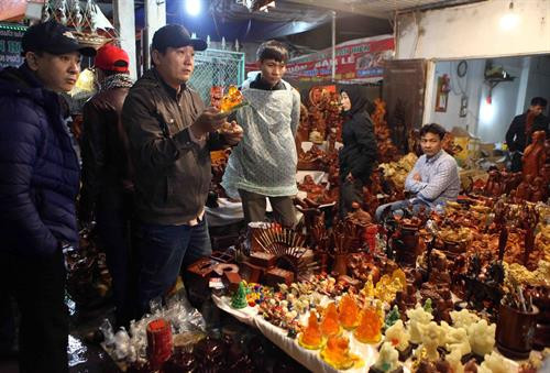 Du khách thập phương chọn mua những vật dụng lấy may đầu xuân năm mới. Ảnh: Quý Trung - TTXVN Du khách thập phương chọn mua những vật dụng lấy may đầu xuân năm mới. Ảnh: Quý Trung - TTXVN