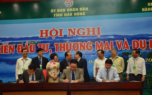 Lãnh đạo tỉnh Đắk Nông ký ghi nhớ với các doanh nghiệp Hà Nội.