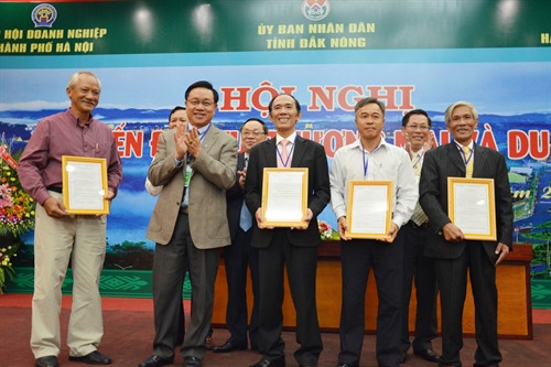 Trao giấy phép đầu tư cho các doanh nghiệp có vốn đầu tư lớn.