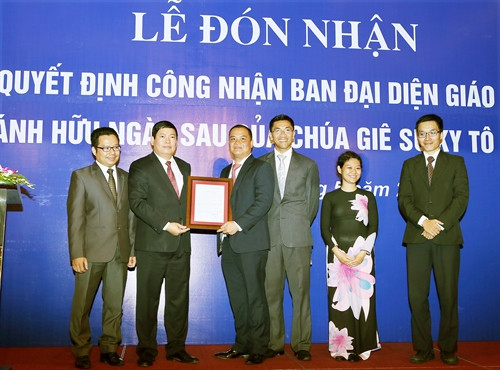 Chiều 31/5/2016, tại Hà Nội, diễn ra Lễ đón nhận Quyết định công nhận Ban đại diện Giáo hội Các thánh hữu ngày sau của Chúa Giêsu Kytô - Việt Nam. Trong ảnh: Phó Trưởng Ban Tôn giáo Chính phủ Bùi Thanh Hà trao Quyết định công nhận Ban đại diện Giáo hội Các Thánh hữu ngày sau của Chúa Giêsu Kytô - Việt Nam. Ảnh: Nguyễn Dân - TTXVN Chiều 31/5/2016, tại Hà Nội, diễn ra Lễ đón nhận Quyết định công nhận Ban đại diện Giáo hội Các thánh hữu ngày sau của Chúa Giêsu Kytô - Việt Nam. Trong ảnh: Phó Trưởng Ban Tôn giáo Chính phủ Bùi Thanh Hà trao Quyết định công nhận Ban đại diện Giáo hội Các Thánh hữu ngày sau của Chúa Giêsu Kytô - Việt Nam. Ảnh: Nguyễn Dân - TTXVN