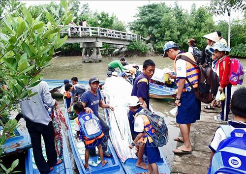 Học sinh ở huyện Ngọc Hiển đến trường bằng đò. Ảnh : Huỳnh Thế Anh – TTXVN Học sinh ở huyện Ngọc Hiển đến trường bằng đò. Ảnh : Huỳnh Thế Anh – TTXVN