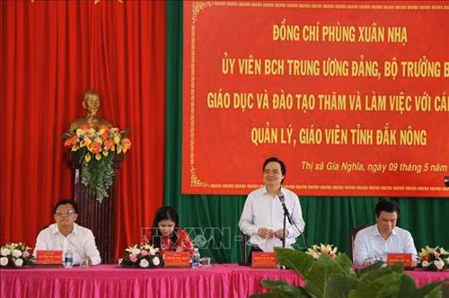 Bộ trưởng Bộ Giáo dục và Đào tạo Phùng Xuân Nhạ phát biểu tại buổi làm việc. Ảnh: TTXVN