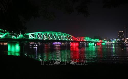 Cầu Trường Tiền lung linh về đêm. Ảnh: Hồ Cầu-TTXVN Cầu Trường Tiền lung linh về đêm. Ảnh: Hồ Cầu-TTXVN