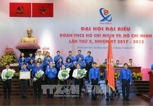Thừa ủy quyền của Chủ tịch nước, Bí thư Thành ủy Thành phố Hồ Chí Minh Nguyễn Thiện Nhân trao tặng Huân chương độc lập hạng Nhất cho Đoàn TNCS Hồ Chí Minh Thành phố Hồ Chí Minh tại Đại hội. Ảnh: An Hiếu - TTXVN