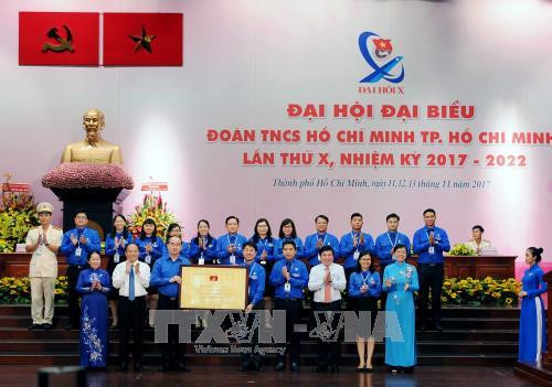 Bí thư Thành ủy Thành phố Hồ Chí Minh Nguyễn Thiện Nhân trao tặng bảng đồng của Thành ủy Thành phố Hồ Chí Minh cho Thành Đoàn Thành phố Hồ Chí Minh tại Đại hội. Ảnh: An Hiếu - TTXVN