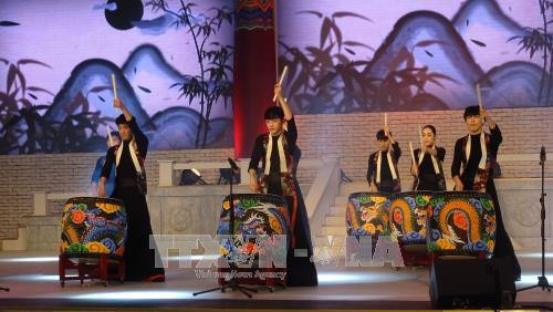 Tiết mục biểu diễn trống truyền thống của các nghệ sĩ đến từ Thành phố Daegu. Ảnh: Gia Thuận - TTXVN Tiết mục biểu diễn trống truyền thống của các nghệ sĩ đến từ Thành phố Daegu. Ảnh: Gia Thuận - TTXVN