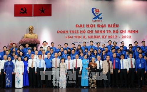 Lãnh đạo Thành phố Hồ Chí Minh chụp ảnh lưu niệm cùng với các đại biểu Đoàn viên tại Đại hội. Ảnh: An Hiếu - TTXVN