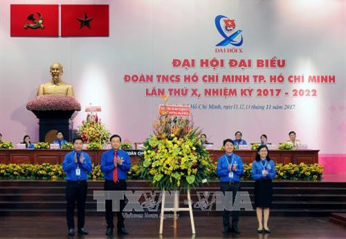 Bí thư thứ nhất Trung ương Đoàn Lê Quốc Phong tặng hoa cho Ban thường vụ Thành Đoàn Thành phố Hồ Chí Minh nhiệm kỳ(2012 – 2017) tại Đại hội. Ảnh: An Hiếu - TTXVN