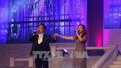 Nghệ sĩ opera của Thành phố Daegu biểu diễn tiết mục "Time to say goodbye". Ảnh: Gia Thuận - TTXVN Nghệ sĩ opera của Thành phố Daegu biểu diễn tiết mục "Time to say goodbye". Ảnh: Gia Thuận - TTXVN