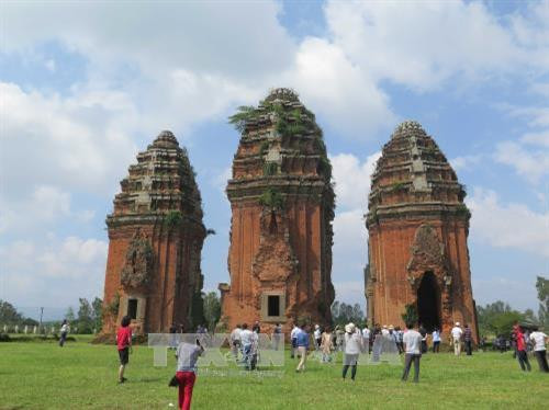 Tham quan di tích tháp Dương Long, cụm tháp Champa có chiều cao lớn nhất Đông Nam Á. Ảnh: Phạm Kha - TTXVN