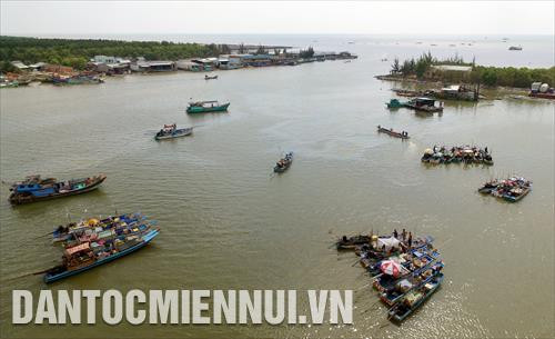 Toàn cảnh cảng cá Xẻo Nhàu (xã Tân Thạnh) và vùng bãi ngang ven biển huyện An Minh (Kiên Giang)