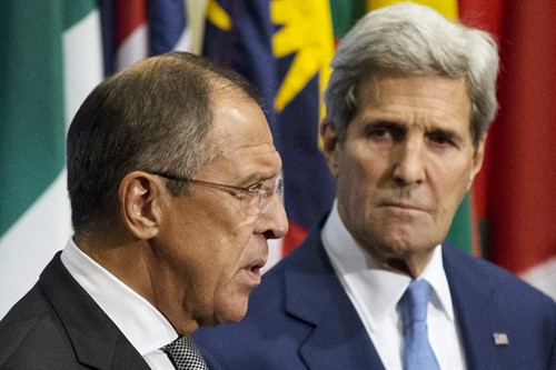 Trong ảnh (tư liệu): Ngoại trưởng Nga Sergei Lavrov (trái) và Ngoại trưởng Mỹ John Kerry tại một cuộc họp báo ở trụ sở LHQ, New York, Mỹ ngày 30/9. Reuters-TTXVN