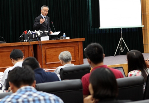 Thứ trưởng Bộ Công Thương ông Trần Quốc Khánh chủ trì buổi họp báo. Ảnh: Trần Việt - TTXVN