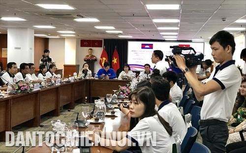 Các nhà báo trẻ đến từ các tỉnh biên giới Việt Nam - Campuchia tham gia giao lưu và tác nghiệp tại Ngày hội giao lưu các nhà báo trẻ, thanh niên, sinh viên các tỉnh biên giới Việt Nam - Campuchia 2019