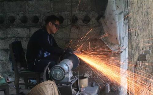 Người dân ở xóm Pác Rằng, xã Phúc Sen, huyện Quảng Uyên, tỉnh Cao Bằng đang làm nghề rèn. Ảnh: Chu Hiệu - TTXVN