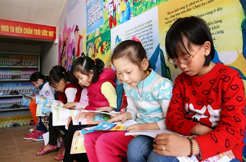 Học sinh Trường tiểu học thị trấn Sông Thao đọc sách tại thư viện cầu thang. Học sinh Trường tiểu học thị trấn Sông Thao đọc sách tại thư viện cầu thang.