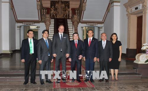 Ông Nguyễn Thành Phong, Chủ tịch UBND Thành phố Hồ Chí Minh (thứ 4 từ trái sang phải) và ông Juraj Droba, Chủ tịch Vùng Bratislava, Slovakia (thứ 3 từ trái sang phải) chụp ảnh lưu niệm. Ảnh: Xuân Khu-TTXVN