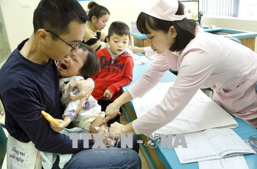 Tiêm chủng cho trẻ phòng chống dịch bệnh mùa Đông Xuân. Ảnh: Dương Ngọc - TTXVN Tiêm chủng cho trẻ phòng chống dịch bệnh mùa Đông Xuân. Ảnh: Dương Ngọc - TTXVN