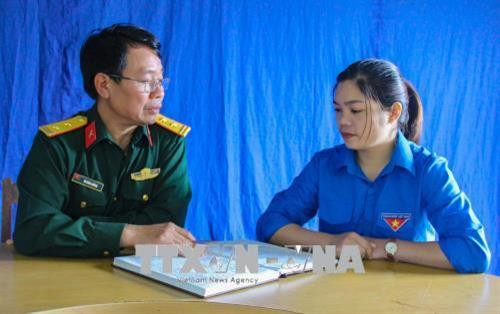 Đội viên Lường Thị Diên, đảm nhận cương vị Phó Bí thư Đoàn xã Phìn Hồ (huyện Nậm Pồ), trao đổi, sẻ chia kinh nghiệm coong tác với lãnh đạo Đội sản xuất số 1- Đoàn Kinh tế quốc phòng 379. Ảnh: Xuân Tiến - TTXVN Đội viên Lường Thị Diên, đảm nhận cương vị Phó Bí thư Đoàn xã Phìn Hồ (huyện Nậm Pồ), trao đổi, sẻ chia kinh nghiệm coong tác với lãnh đạo Đội sản xuất số 1- Đoàn Kinh tế quốc phòng 379. Ảnh: Xuân Tiến - TTXVN