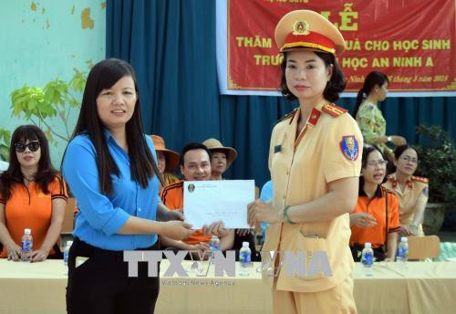 Hội Phụ nữ, Đoàn thanh niên của Cục Cảnh sát giao thông, Bộ Công An tặng quà cho trường học vùng đồng bào dân tộc Khmer tại Sóc Trăng. Ảnh: Trung Hiếu - TTXVN