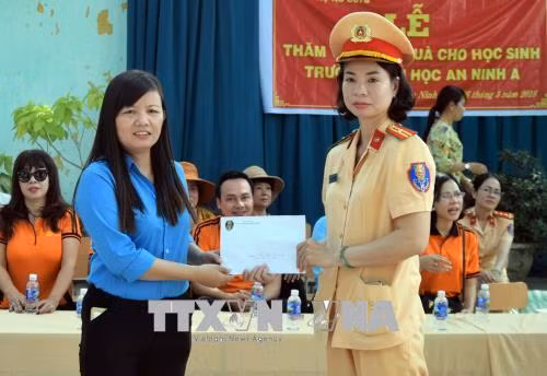 Hội Phụ nữ, Đoàn thanh niên của Cục Cảnh sát giao thông, Bộ Công An tặng quà cho trường học vùng đồng bào dân tộc Khmer tại Sóc Trăng. Ảnh: Trung Hiếu - TTXVN