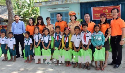 Học sinh tiểu học ở vùng đồng bào dân tộc Khmer ở Sóc Trăng nhận quà. Ảnh: Trung Hiếu - TTXVN