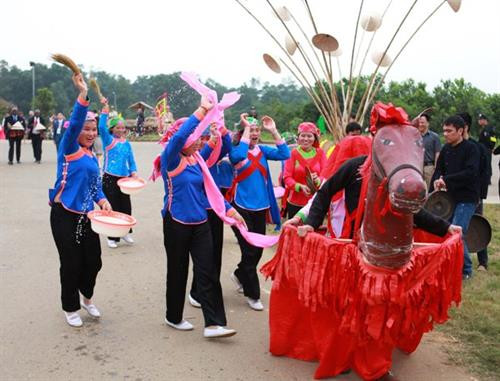 Bạn bè hát với cô dâu trong đám cưới Bạn bè hát với cô dâu trong đám cưới
