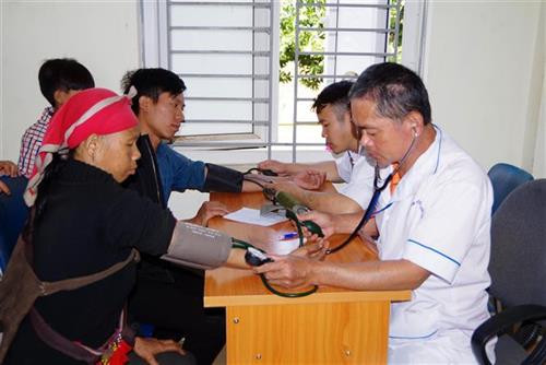 Khám bệnh cho người dân địa phương. Ảnh: Xuân Tiến - TTXVN Khám bệnh cho người dân địa phương. Ảnh: Xuân Tiến - TTXVN