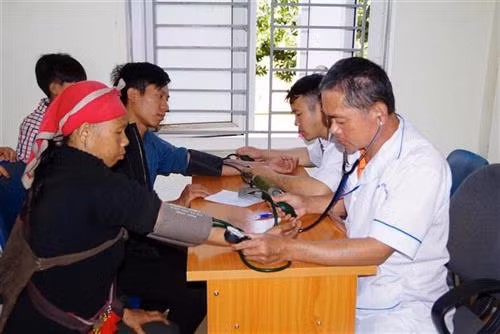 Khám bệnh cho người dân địa phương. Ảnh: Xuân Tiến - TTXVN