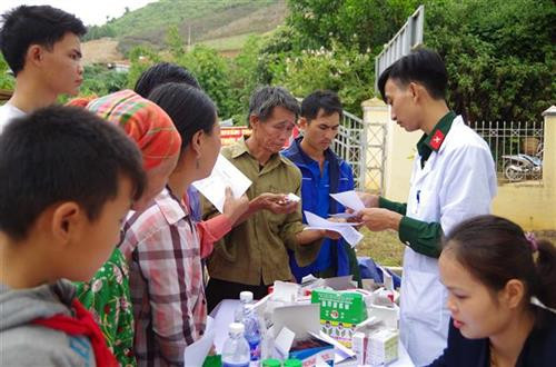 Cấp phát thuốc miễn phí cho người dân địa phương. Ảnh: Xuân Tiến - TTXVN Cấp phát thuốc miễn phí cho người dân địa phương. Ảnh: Xuân Tiến - TTXVN