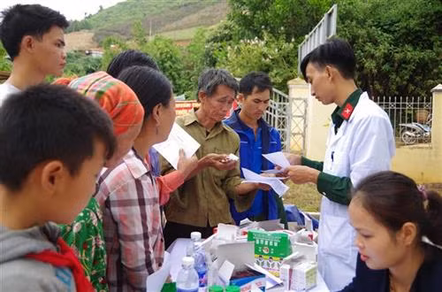 Cấp phát thuốc miễn phí cho người dân địa phương. Ảnh: Xuân Tiến - TTXVN