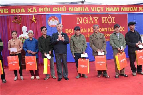 Đồng chí Trần Quốc Vượng tặng quà cho hộ gia đình chính sách, hộ nghèo và hộ đạt danh hiệu gia đình văn hóa 3 năm liên tục. Ảnh: Vũ Hoàng Giang - TTXVN Đồng chí Trần Quốc Vượng tặng quà cho hộ gia đình chính sách, hộ nghèo và hộ đạt danh hiệu gia đình văn hóa 3 năm liên tục. Ảnh: Vũ Hoàng Giang - TTXVN