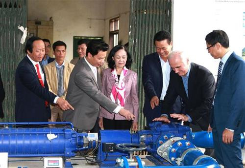 Trưởng ban Dân vận Trung ương Trương Thị Mai và các đại biểu tham quan công trình Trạm bơm nước Séo Hồ không dùng điện vừa khánh thành ở xã Thài Phìn Tủng, huyện Đồng Văn, tỉnh Hà Giang. Ảnh: Minh Tâm - TTXVN Trưởng ban Dân vận Trung ương Trương Thị Mai và các đại biểu tham quan công trình Trạm bơm nước Séo Hồ không dùng điện vừa khánh thành ở xã Thài Phìn Tủng, huyện Đồng Văn, tỉnh Hà Giang. Ảnh: Minh Tâm - TTXVN