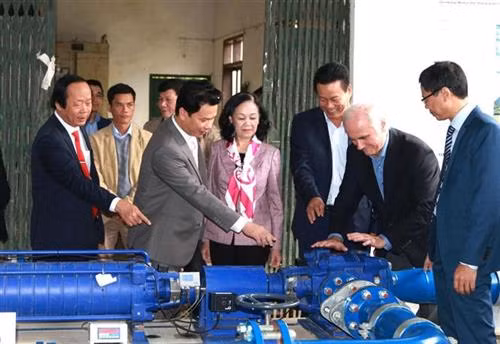 Trưởng ban Dân vận Trung ương Trương Thị Mai và các đại biểu tham quan công trình Trạm bơm nước Séo Hồ không dùng điện vừa khánh thành ở xã Thài Phìn Tủng, huyện Đồng Văn, tỉnh Hà Giang. Ảnh: Minh Tâm - TTXVN Trưởng ban Dân vận Trung ương Trương Thị Mai và các đại biểu tham quan công trình Trạm bơm nước Séo Hồ không dùng điện vừa khánh thành ở xã Thài Phìn Tủng, huyện Đồng Văn, tỉnh Hà Giang. Ảnh: Minh Tâm - TTXVN