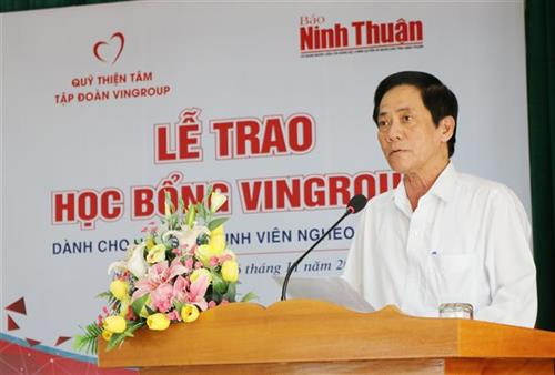 Nhà báo Dương Ái Quân,Tổng Biên tập Báo Ninh Thuận phát biểu tại buổi lễ. Ảnh: Nguyễn Thành – TTXVN