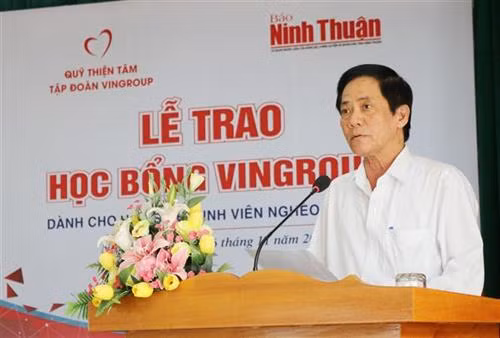 Nhà báo Dương Ái Quân,Tổng Biên tập Báo Ninh Thuận phát biểu tại buổi lễ. Ảnh: Nguyễn Thành – TTXVN